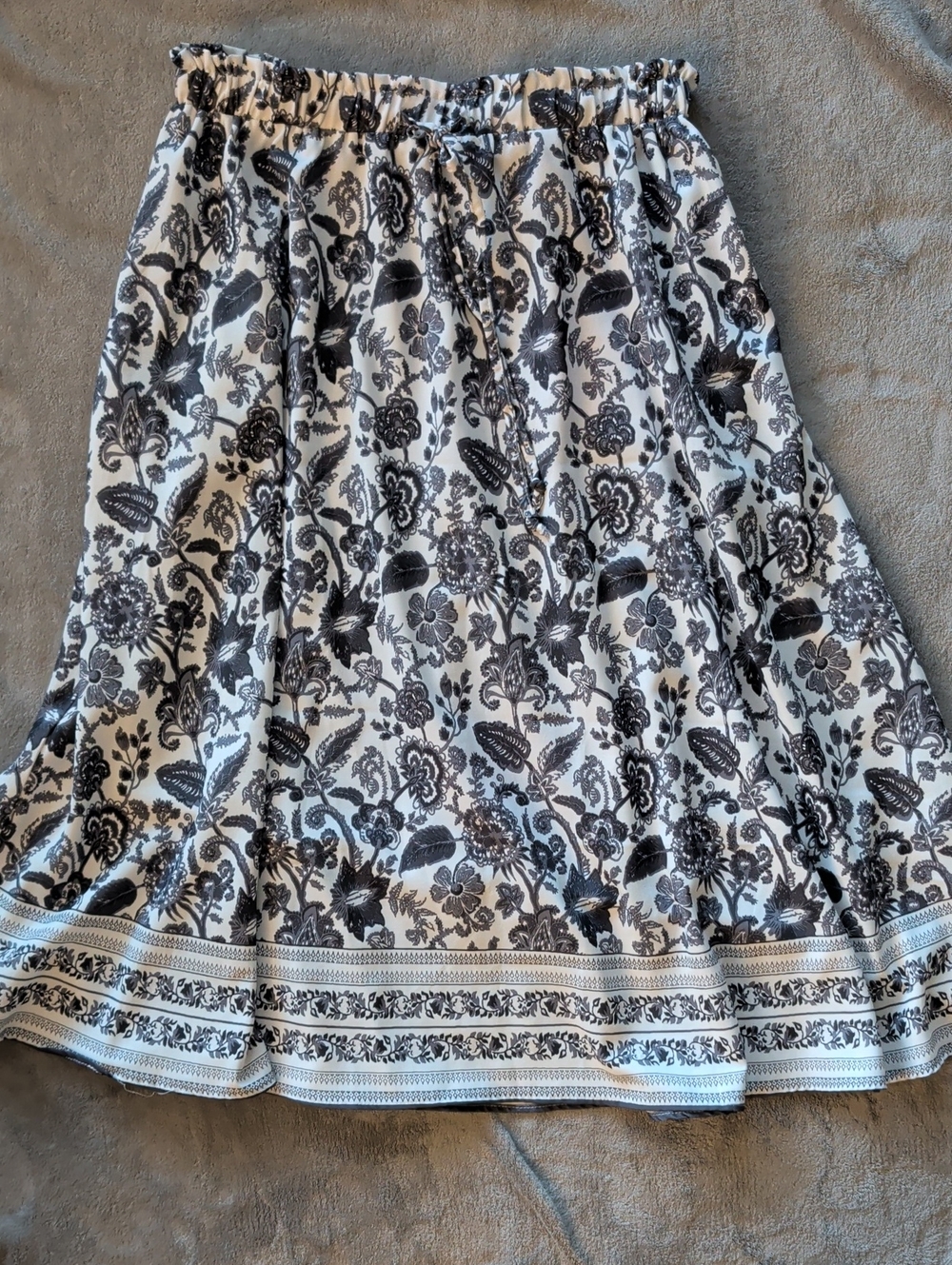 Women’s Black, White & Gray Floral Skirt